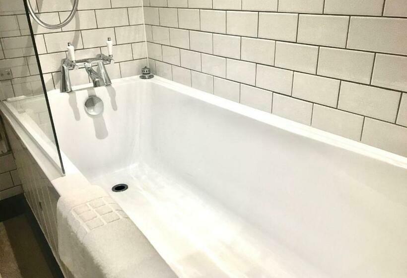 חדר סטנדרט, The Talkhouse