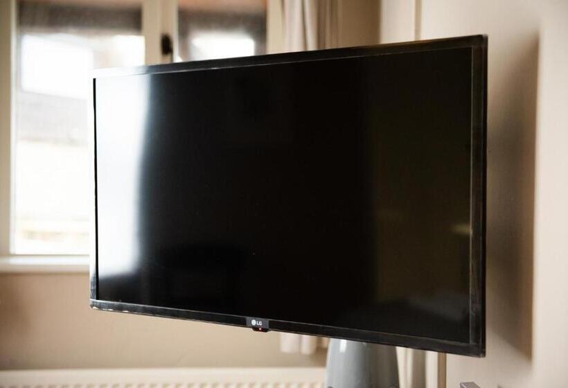 חדר בסיסי, The Talkhouse