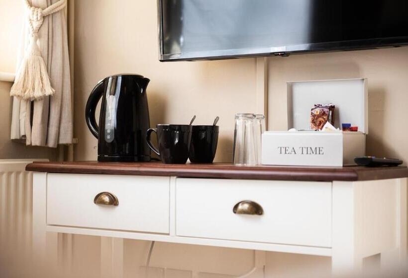 חדר בסיסי, The Talkhouse