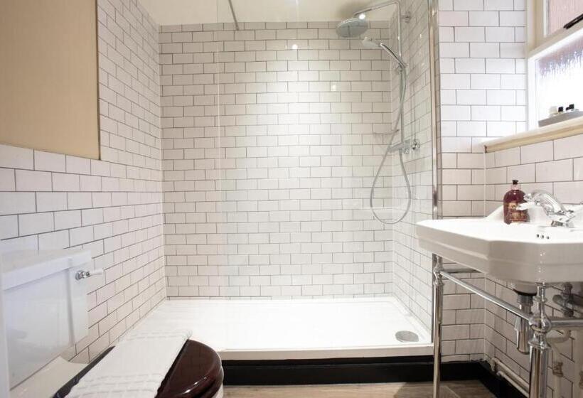 חדר בסיסי, The Talkhouse