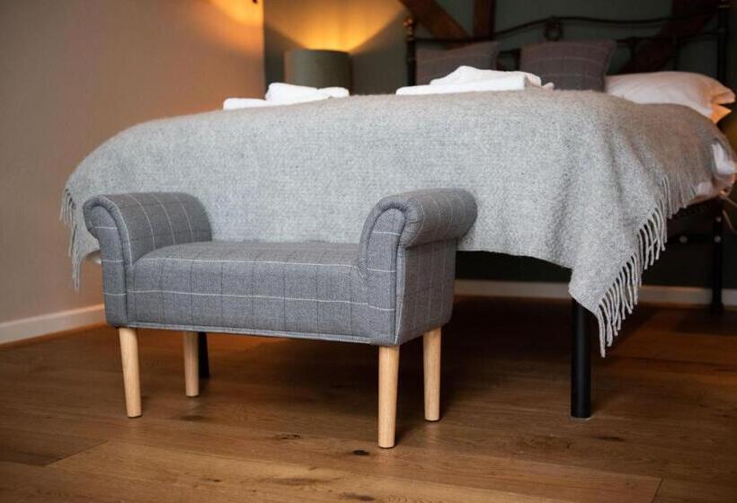 חדר בסיסי, The Talkhouse