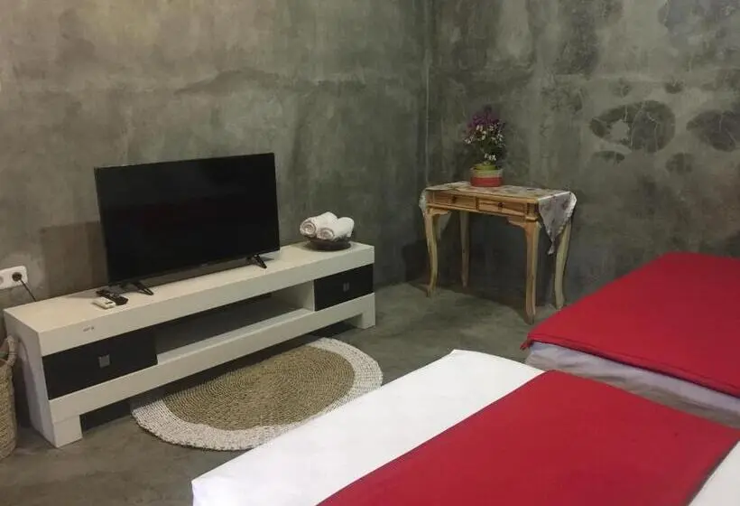 Camera Tripla Standard, Watukarung Ristu Homestay