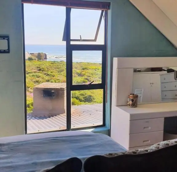 コンフォートルーム, West Coast Seaside Getaway