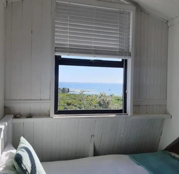コンフォートルーム, West Coast Seaside Getaway