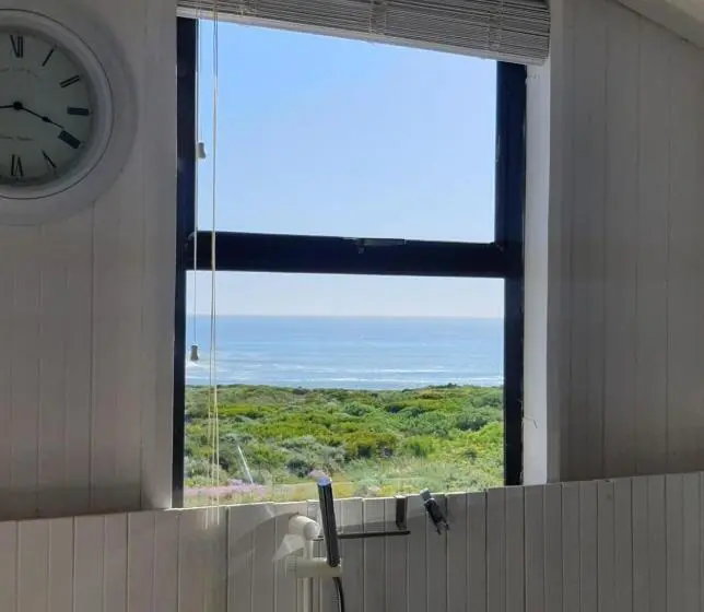 コンフォートルーム, West Coast Seaside Getaway