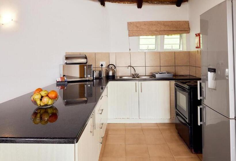 شاليه غرفة نوم واحدة, First Group Hole In The Wall