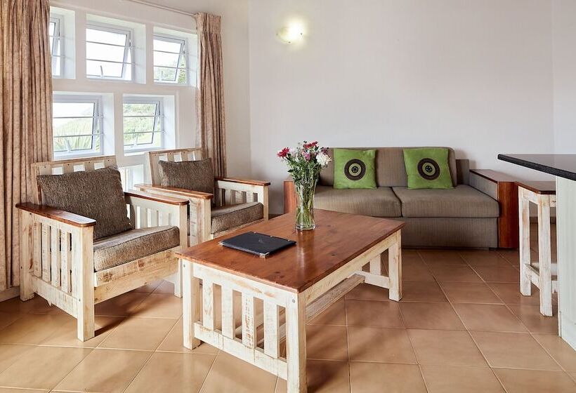 شاليه غرفة نوم واحدة, First Group Hole In The Wall