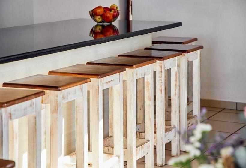 شاليه غرفة نوم واحدة, First Group Hole In The Wall