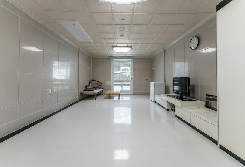 חדר משפחתי, Gaya