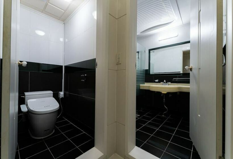 חדר משפחתי, Gaya