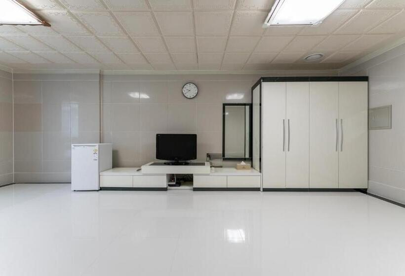 חדר משפחתי, Gaya