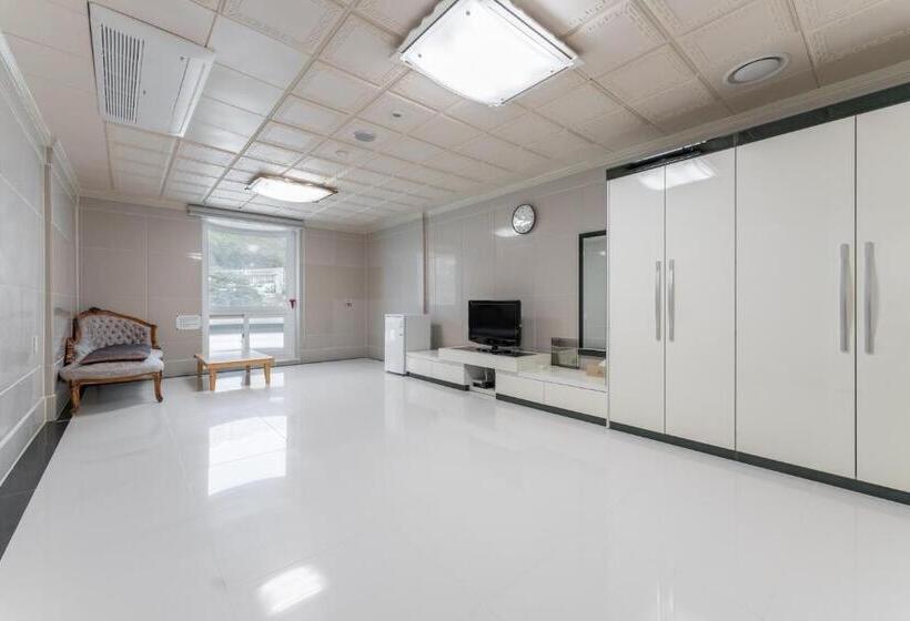 חדר משפחתי, Gaya