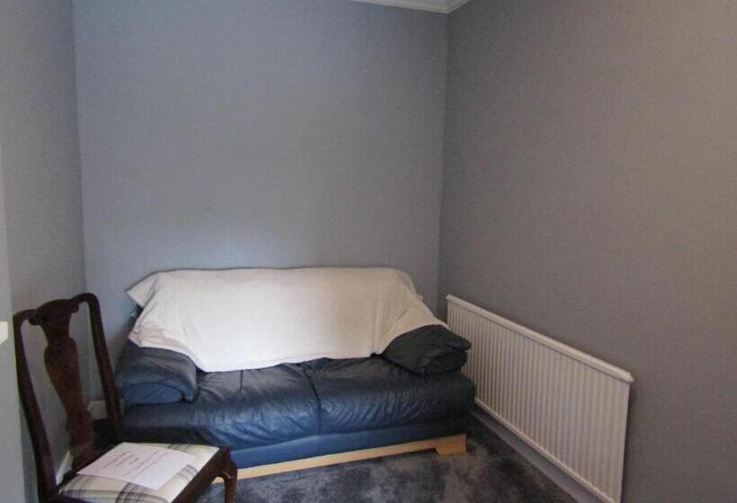 חדר אקונומי לשלושה, The Crown