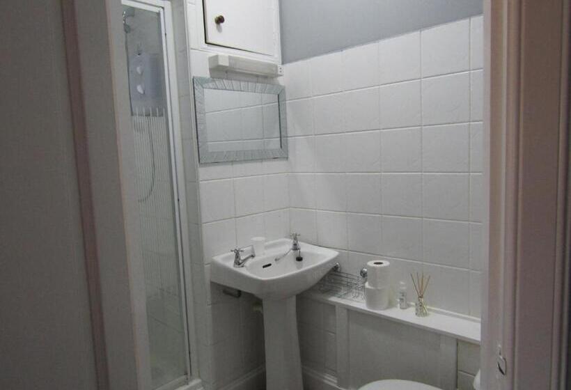 חדר אקונומי לשלושה, The Crown