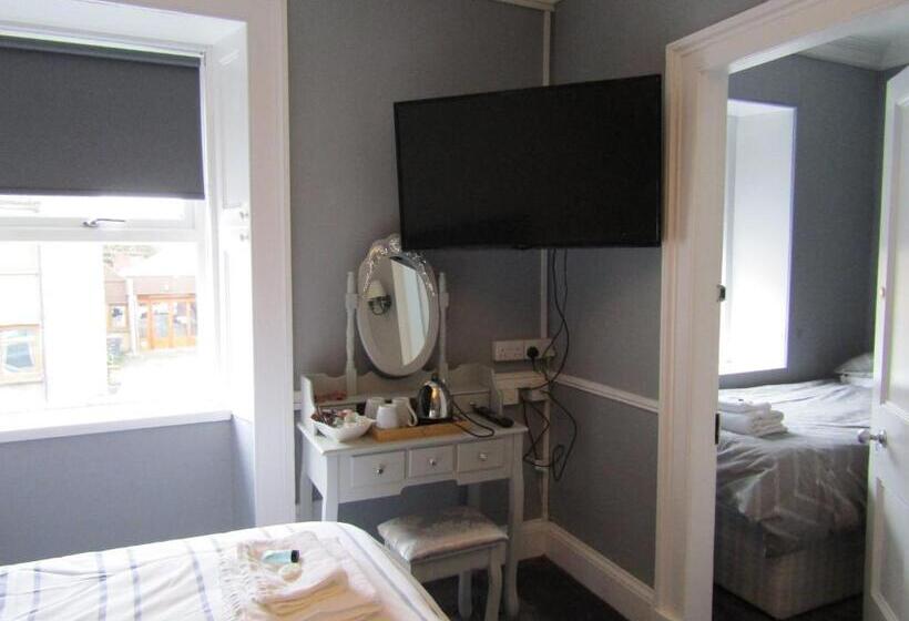 חדר אקונומי לשלושה, The Crown