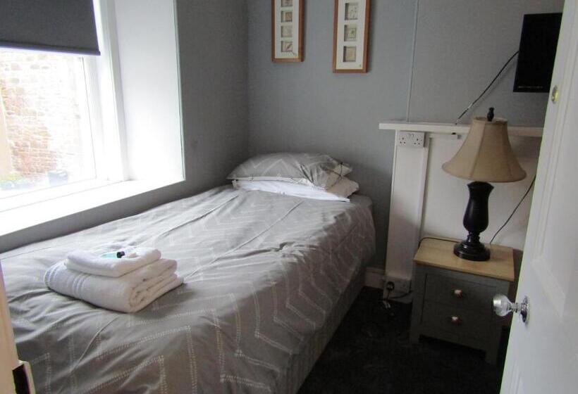 חדר אקונומי לשלושה, The Crown