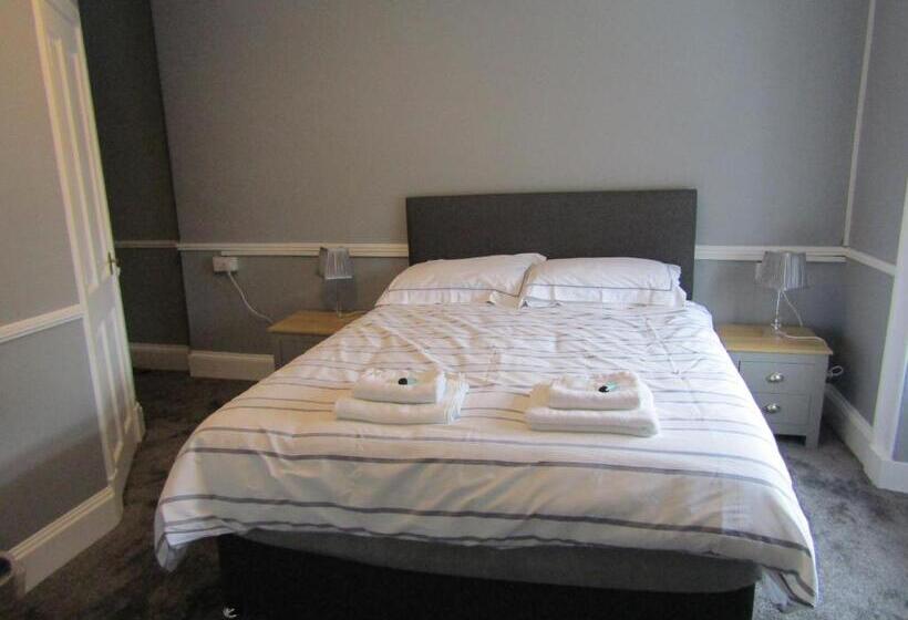 חדר אקונומי לשלושה, The Crown