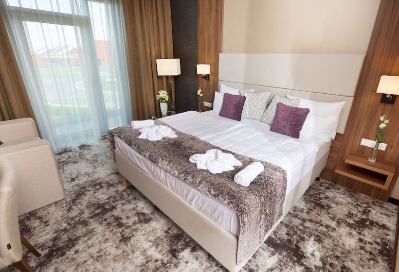 חדר סטנדרט לשלושה, Outlet Hotel Polgár