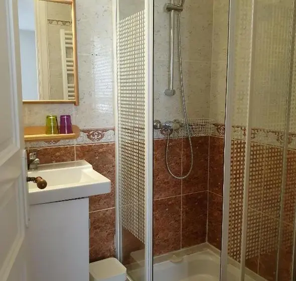 コンフォートトリプルルーム, Chambres D Hôtes Et Gîtes  L Abri Sous Roche