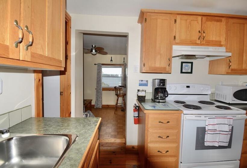 منزل غرفة نوم واحدة, Dewar's Inn On The River