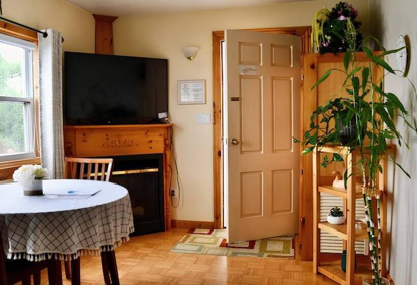 منزل غرفة نوم واحدة, Dewar's Inn On The River