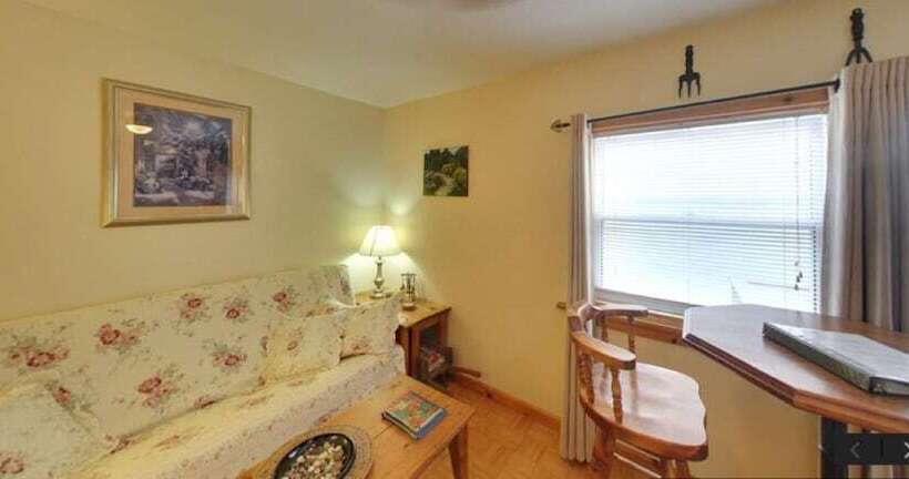 منزل غرفة نوم واحدة, Dewar's Inn On The River