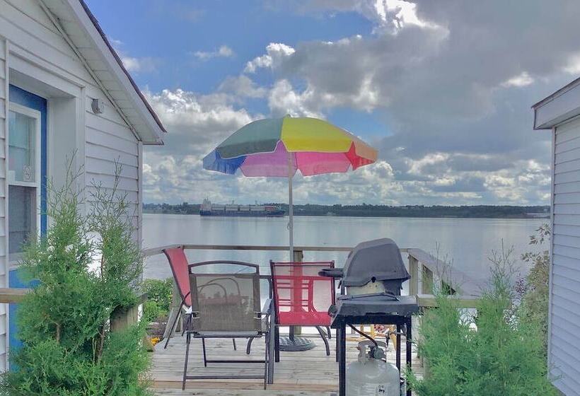 منزل غرفة نوم واحدة, Dewar's Inn On The River