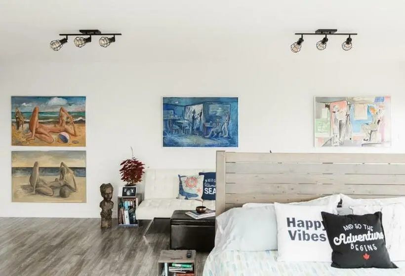 スタンダードスタジオ, Whale House Guest House