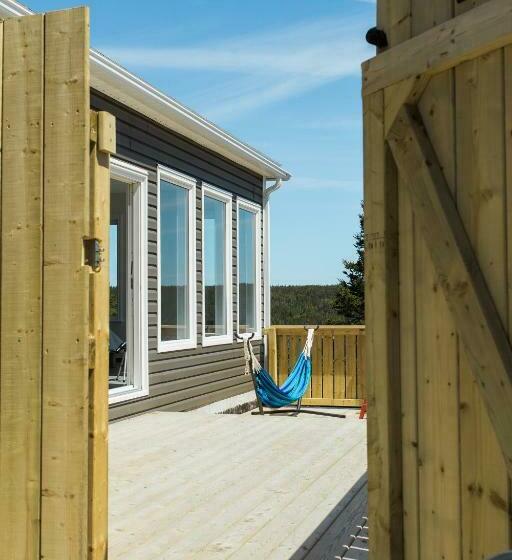 标准工作室, Whale House Guest House