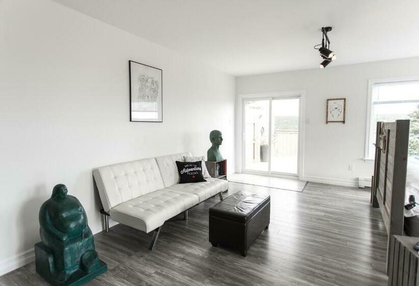 标准工作室, Whale House Guest House