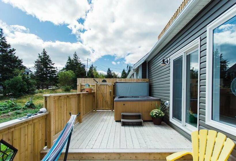 标准工作室, Whale House Guest House