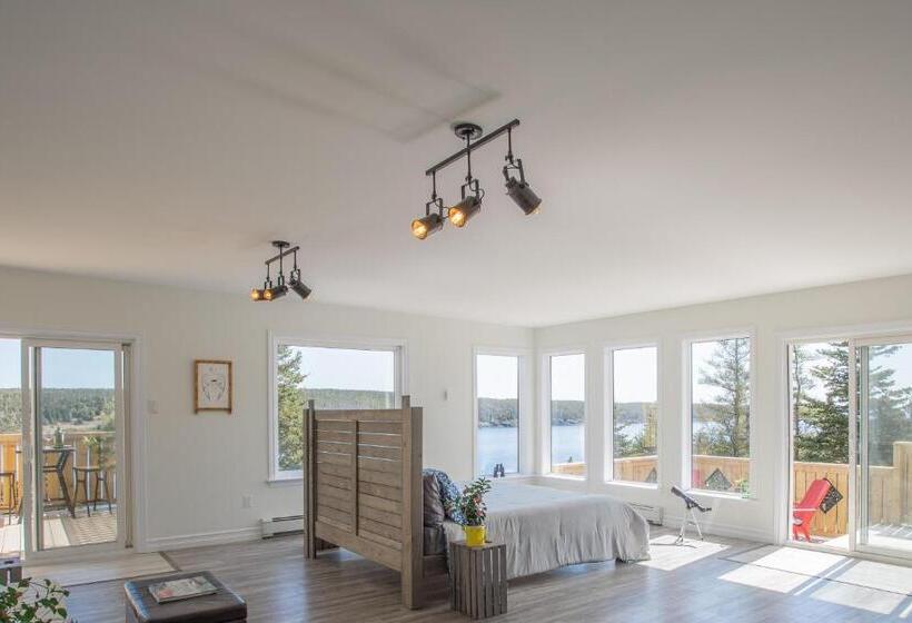 标准工作室, Whale House Guest House