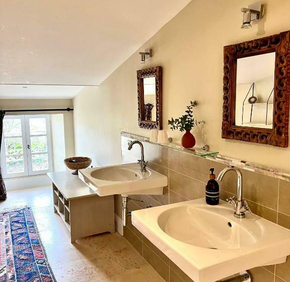 带大床的豪华间, La Girarde