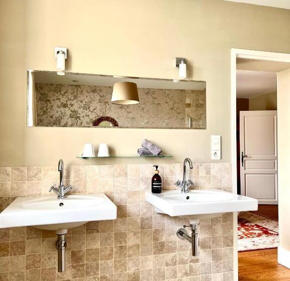 带大床的豪华间, La Girarde