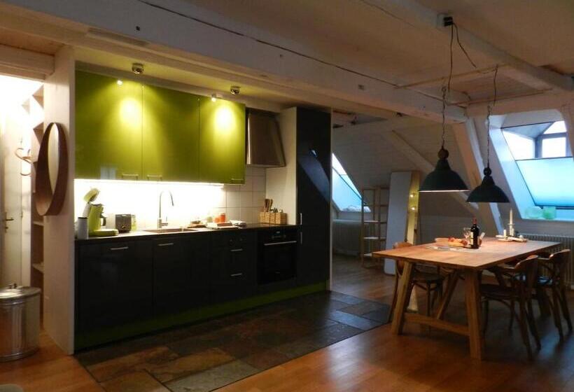 סטודיו סופריור, Blue Wall Bnb