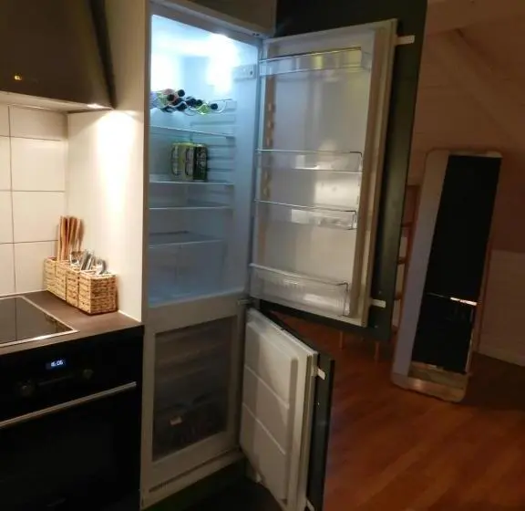 スーペリアスタジオ, Blue Wall Bnb