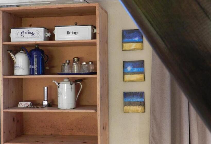 סטודיו סופריור, Blue Wall Bnb