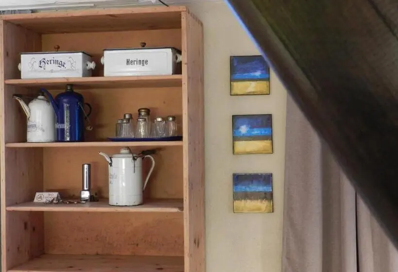 スーペリアスタジオ, Blue Wall Bnb
