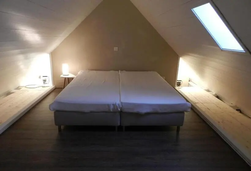 スーペリアスタジオ, Blue Wall Bnb