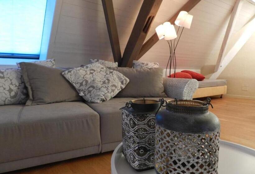 סטודיו סופריור, Blue Wall Bnb