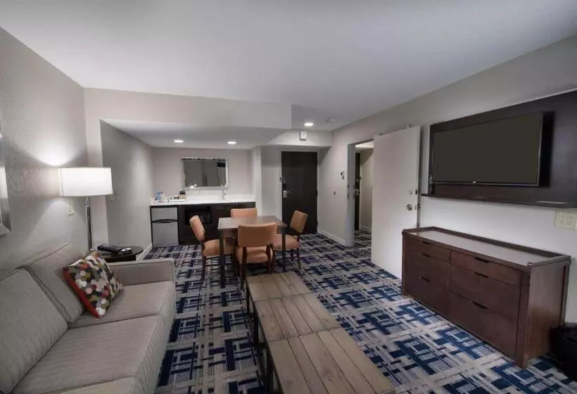 キングサイズベッドのスイートルーム, Four Points By Sheraton Charlotte  Lake Norman