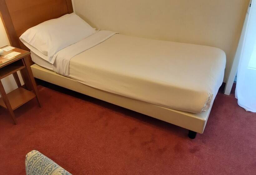 חדר סטנדרט יחיד, Hr