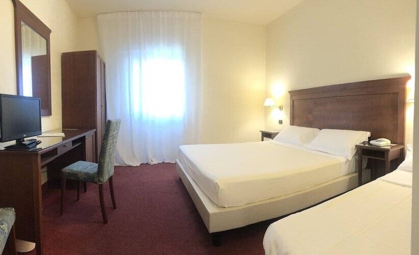 חדר סטנדרט לשלושה, Hr