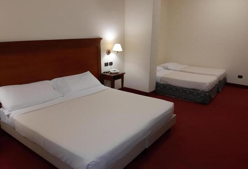 חדר סטנדרט לשלושה, Hr