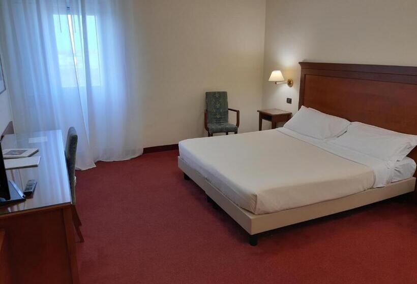 חדר סטנדרט לשלושה, Hr