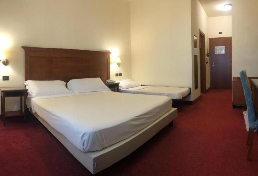 חדר סטנדרט לשלושה, Hr