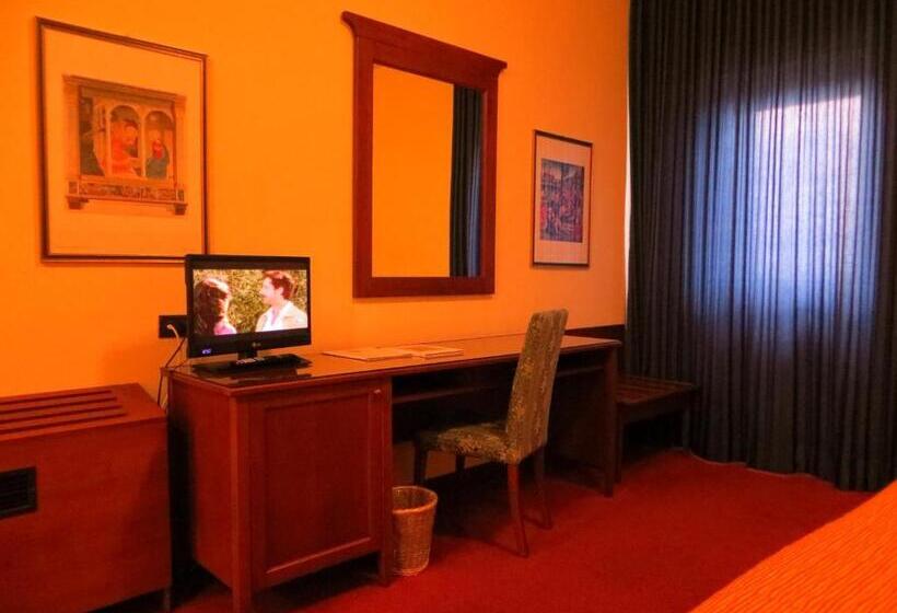 חדר סופריור לארבעה, Hr