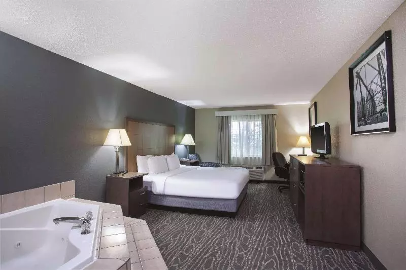 キングサイズベッドのデラックススイート, La Quinta Inn By Wyndham Richmond South