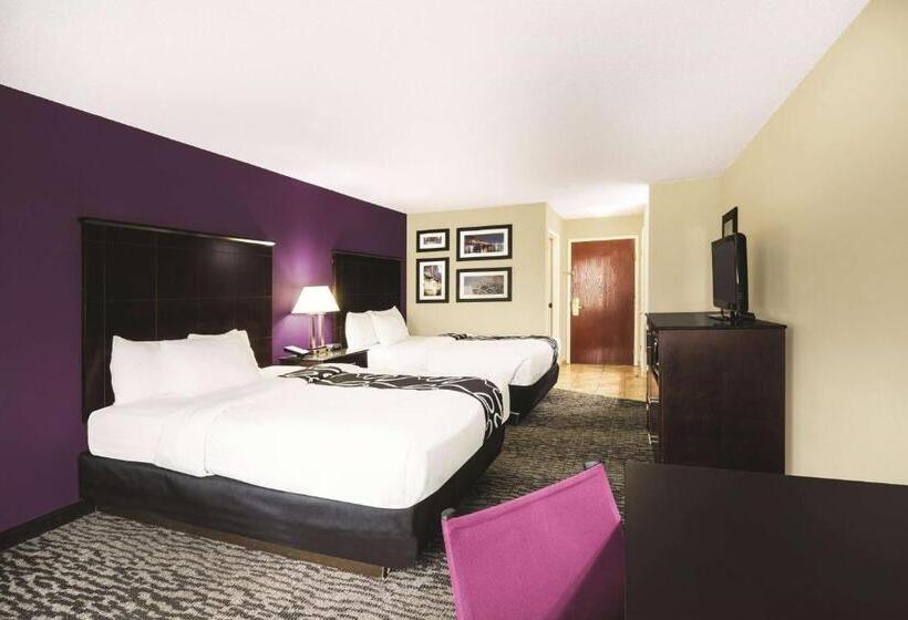 Deluxe Room, La Quinta Inn & Suites By Wyndham Louisville East