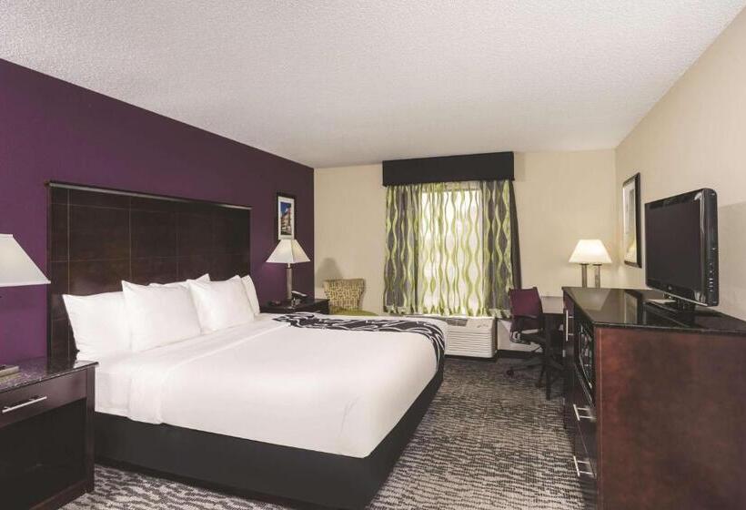 Deluxe Room King Size Bed, La Quinta Inn & Suites By Wyndham Louisville East